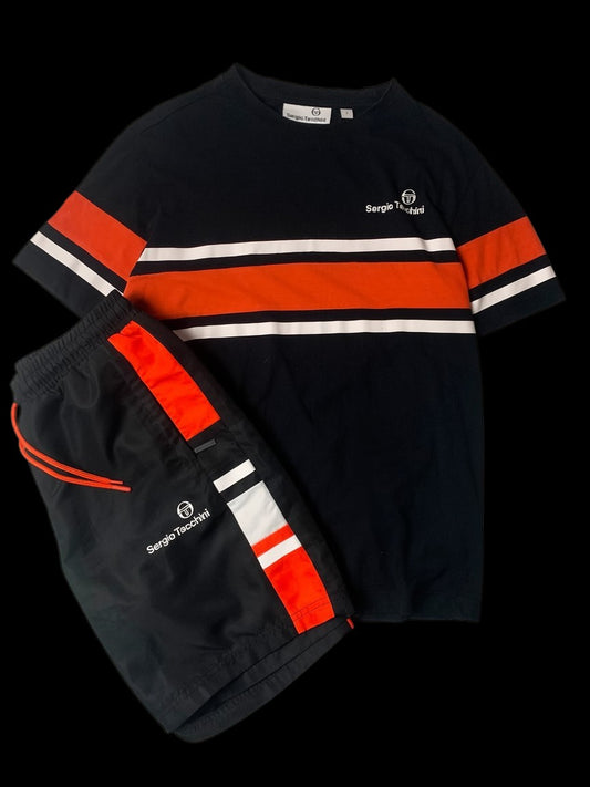 Conjunto Sérgio Tacchini preto com listras laranja e brancas na camiseta e bermuda. Tamanho P.