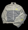 Conjunto Syna World Shell cinza com detalhes em amarelo neon, jaqueta e calça da marca garimpo do madruga