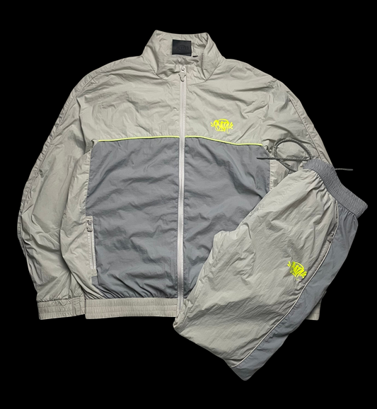 Conjunto Syna World Shell cinza com detalhes em amarelo neon, jaqueta e calça da marca garimpo do madruga