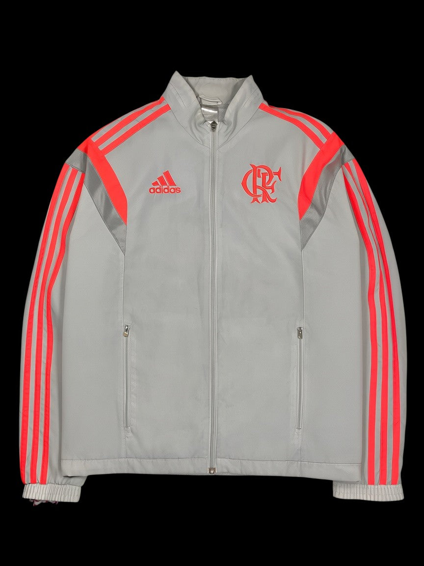 Jaqueta Adidas X Flamengo 2014 cinza com detalhes em vermelho, disponível no garimpo do madruga, tamanho P.