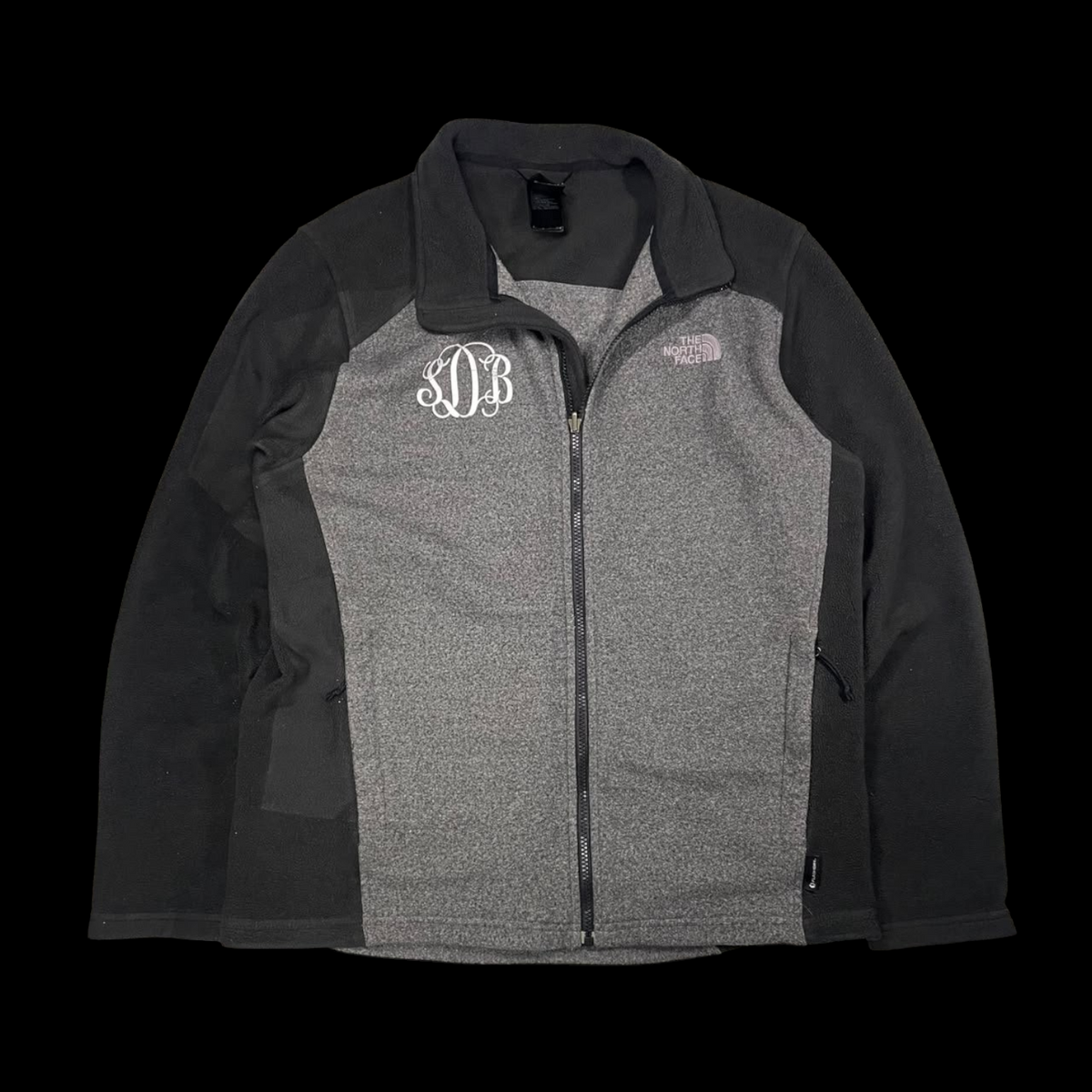 Jaqueta fleece The North Face FlashDry color block cinza e preta com bordado personalizado garimpo do madruga