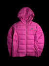 Jaqueta acolchoada rosa da Nike ACG com capuz e zíper frontal. Logo discreto no peito.