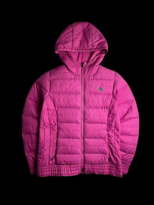 Jaqueta acolchoada rosa da Nike ACG com capuz e zíper frontal. Logo discreto no peito.