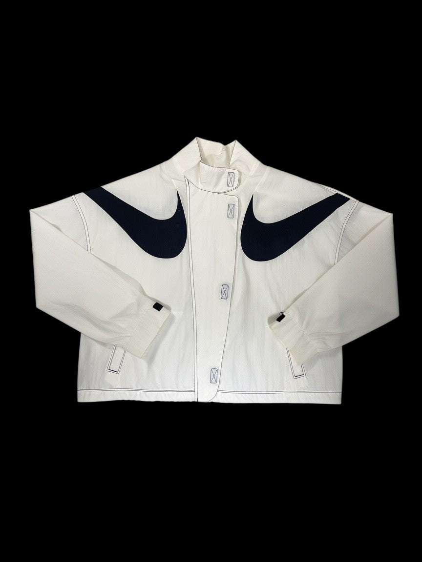 Jaqueta Nike Womens Swoosh Repel branca com logo preto grande, disponível no garimpo do madruga, tamanho M.