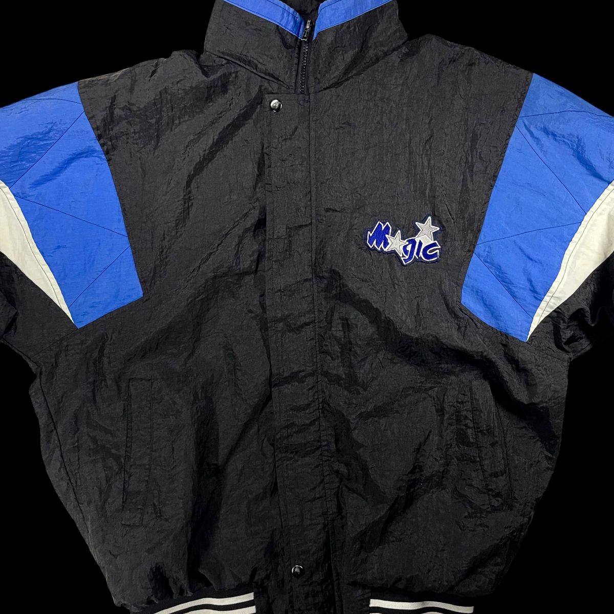 Jaqueta vintage Starter do Orlando Magic em nylon preto e azul, tamanho GG, disponível na garimpo do madruga.