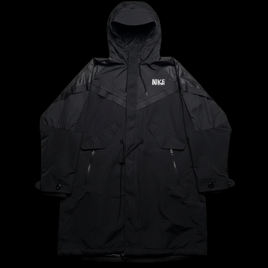 Jaqueta trench preta Sacai X Nike com capuz, bolsos frontais e logo colaborativo, garimpo do madruga