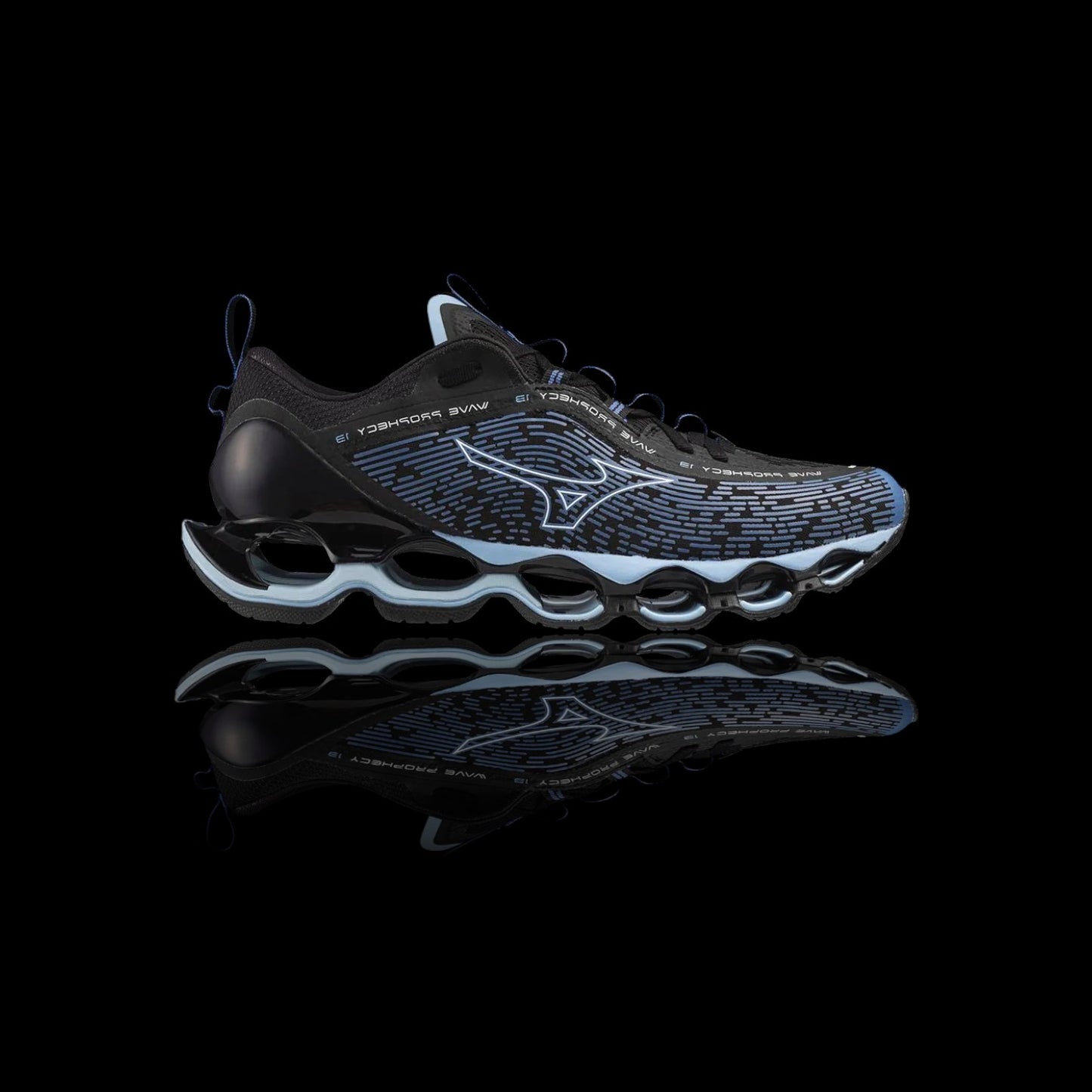Tênis Mizuno Wave Prophecy 13 preto com detalhes em azul claro e logo da marca. Design moderno com solado robusto.