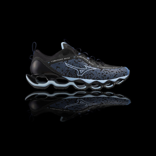 Tênis Mizuno Wave Prophecy 13 preto com detalhes em azul claro e logo da marca. Design moderno com solado robusto.