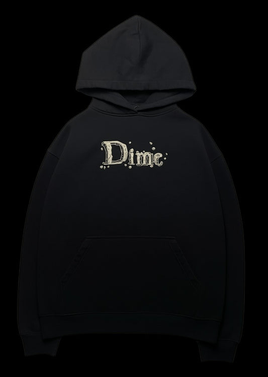 Moletom preto Dime com capuz e estampa frontal em relevo. Possui bolso canguru e punhos canelados.