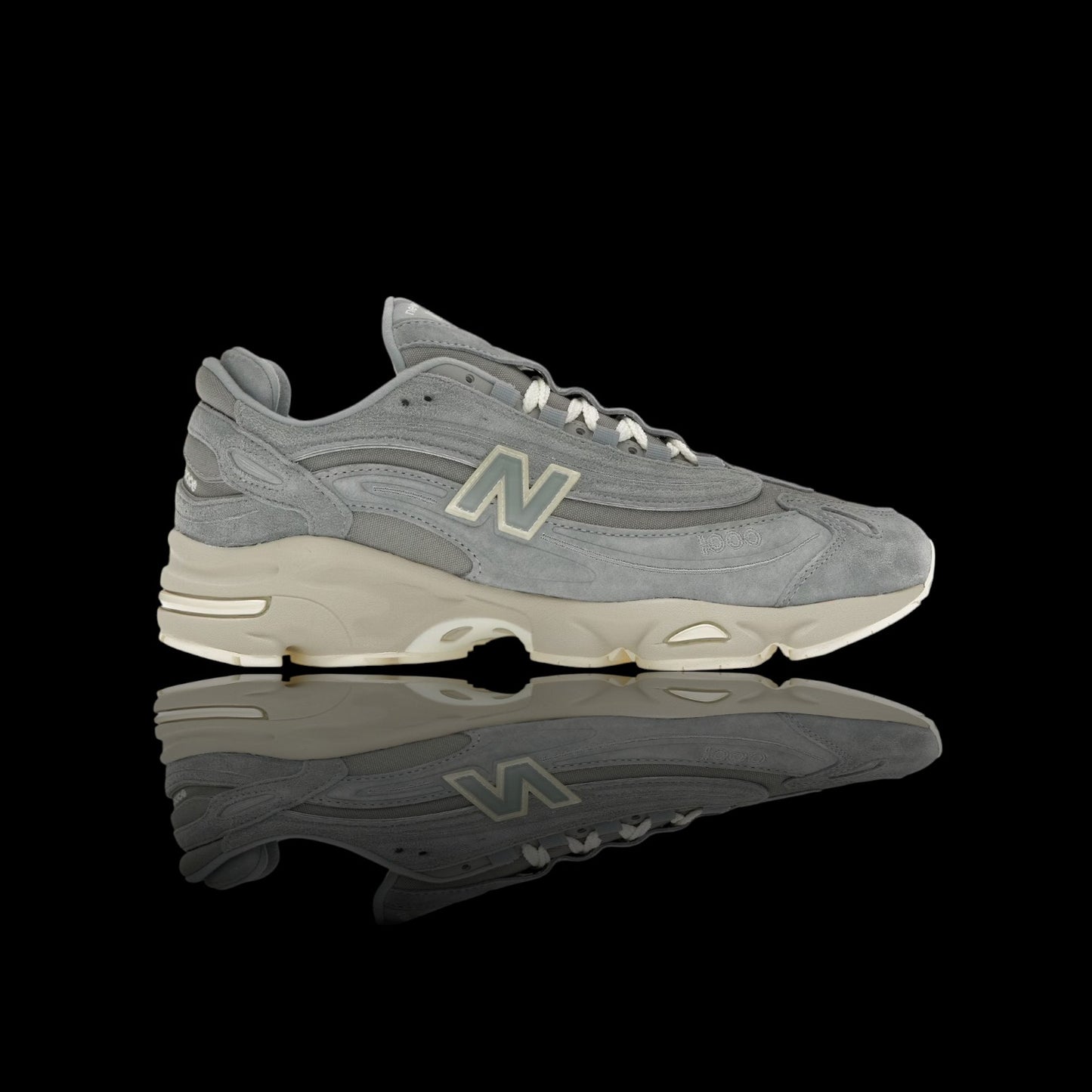 Tênis New Balance 1000 Kith 101 cinza em camurça e mesh, com solado bege e detalhes futuristas.