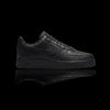 Tênis Nike Air Force 1 preto em couro sintético com sola grossa e amortecimento Air. Design clean e versátil.
