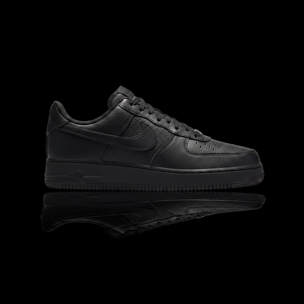 Tênis Nike Air Force 1 preto em couro sintético com sola grossa e amortecimento Air. Design clean e versátil.