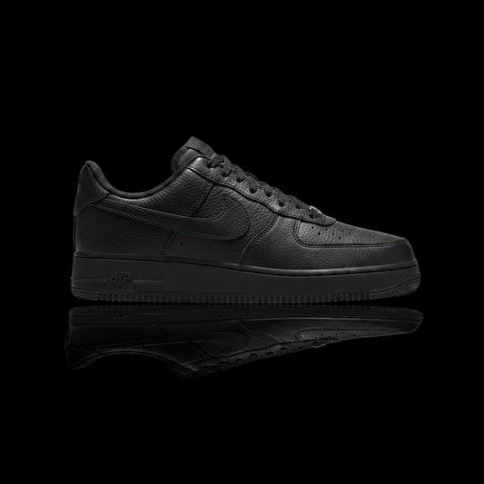 Tênis Nike Air Force 1 preto em couro sintético com sola grossa e amortecimento Air. Design clean e versátil.