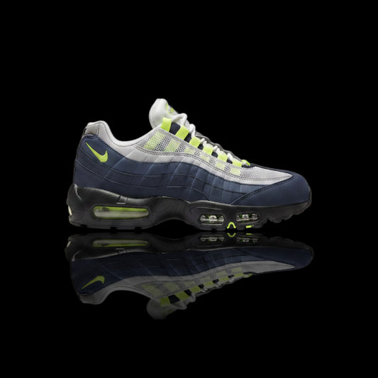 Tênis Nike Air Max 95 OG azul marinho com detalhes em cinza e verde neon, solado preto com amortecimento Air visível.
