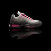 Tênis Nike Air Max 95 OG Medium Ash Solar Red com degradê icônico em tons de cinza e detalhes em rosa vibrante. Design com amortecimento Air.