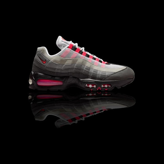 Tênis Nike Air Max 95 OG Medium Ash Solar Red com degradê icônico em tons de cinza e detalhes em rosa vibrante. Design com amortecimento Air.