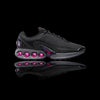 Tênis Nike Air Max Dn preto com detalhes em roxo e rosa, solado com bolhas de ar e swoosh vermelho.