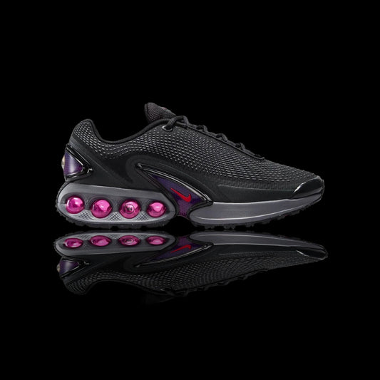 Tênis Nike Air Max Dn preto com detalhes em roxo e rosa, solado com bolhas de ar e swoosh vermelho.