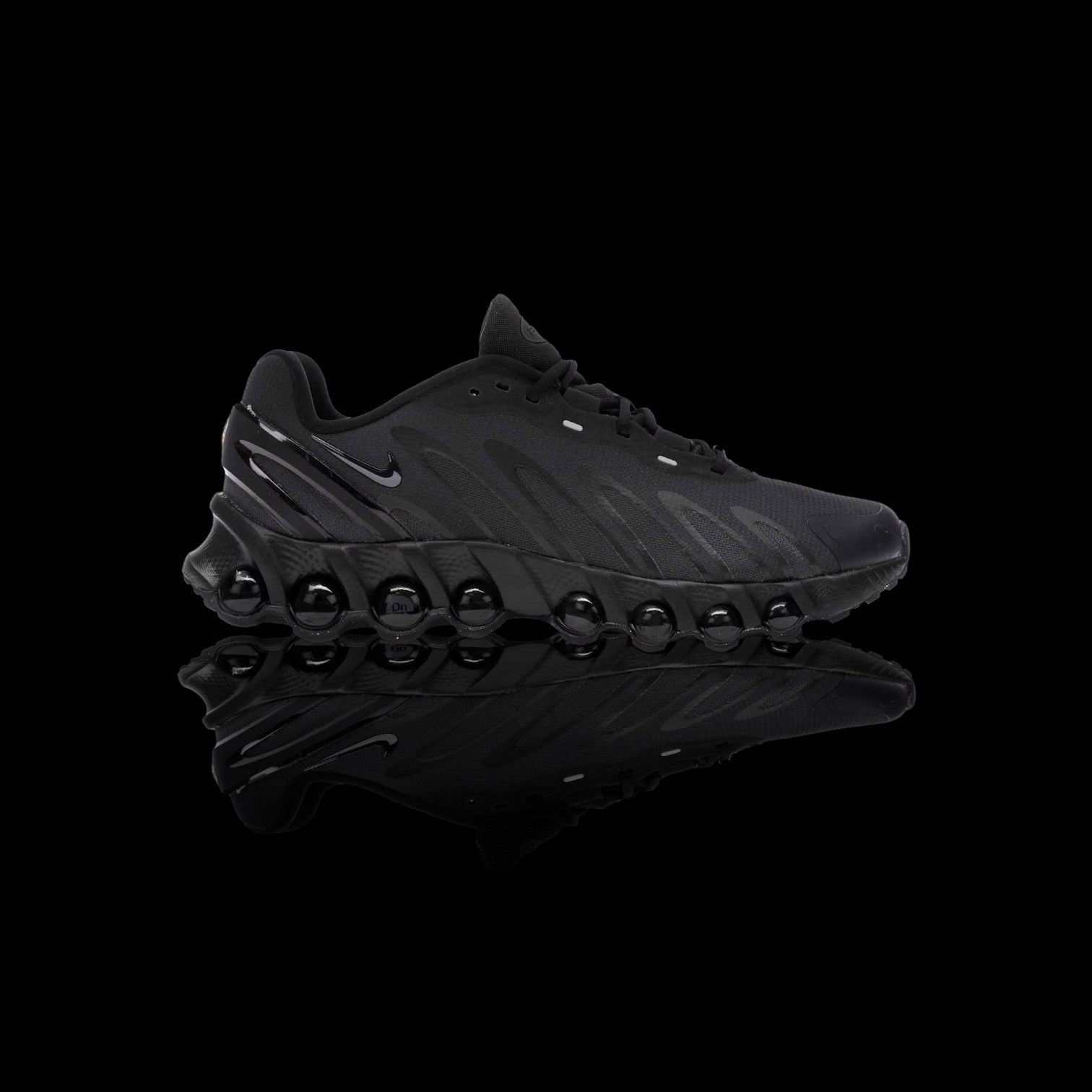 Tênis Nike Air Max Dn8 preto em mesh e solado com bolhas de ar, logo Nike lateral.