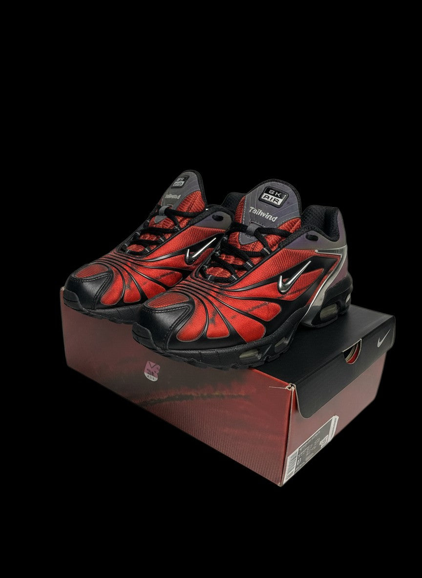 Nike x Skepta Air Max Tailwind V Blood Chrome, tênis vermelho e preto com detalhes prateados e sola preta.