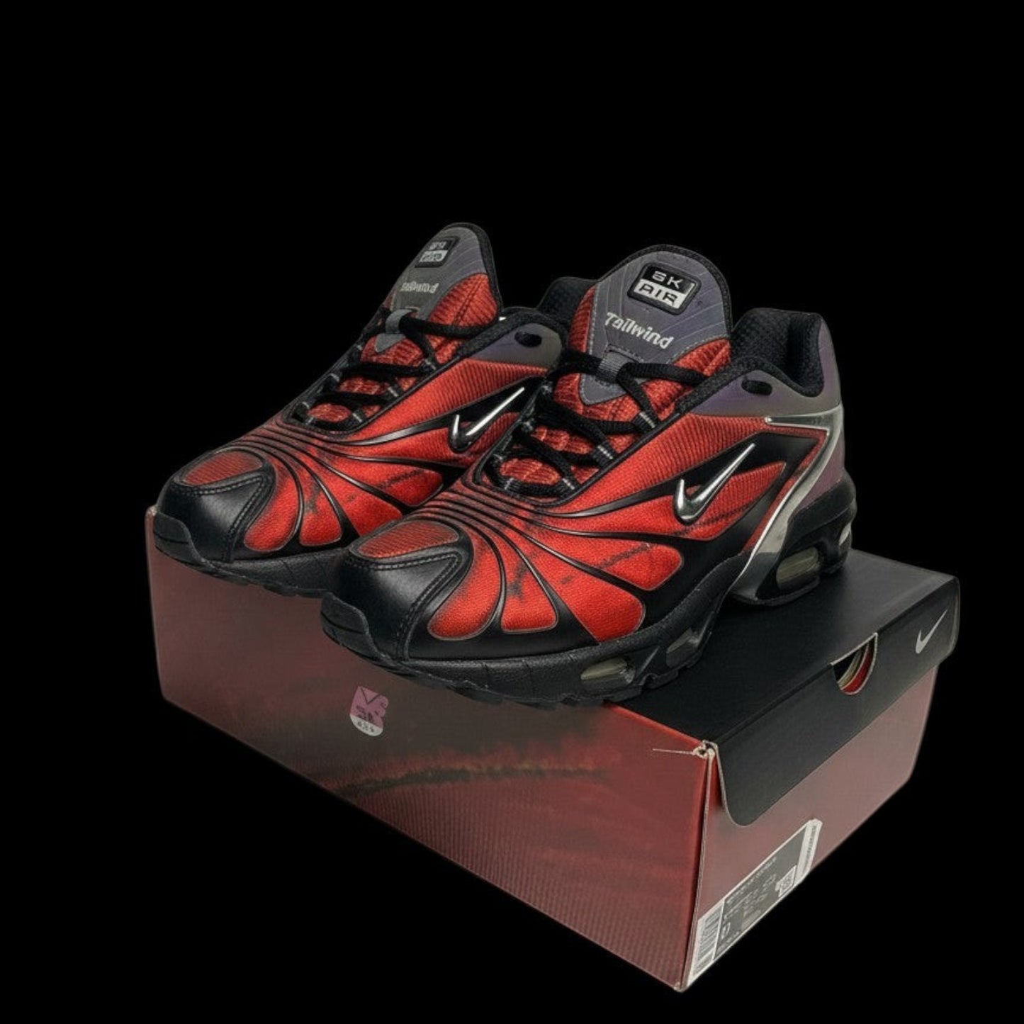 Nike x Skepta Air Max Tailwind V Blood Chrome, tênis vermelho e preto com detalhes prateados e sola preta.