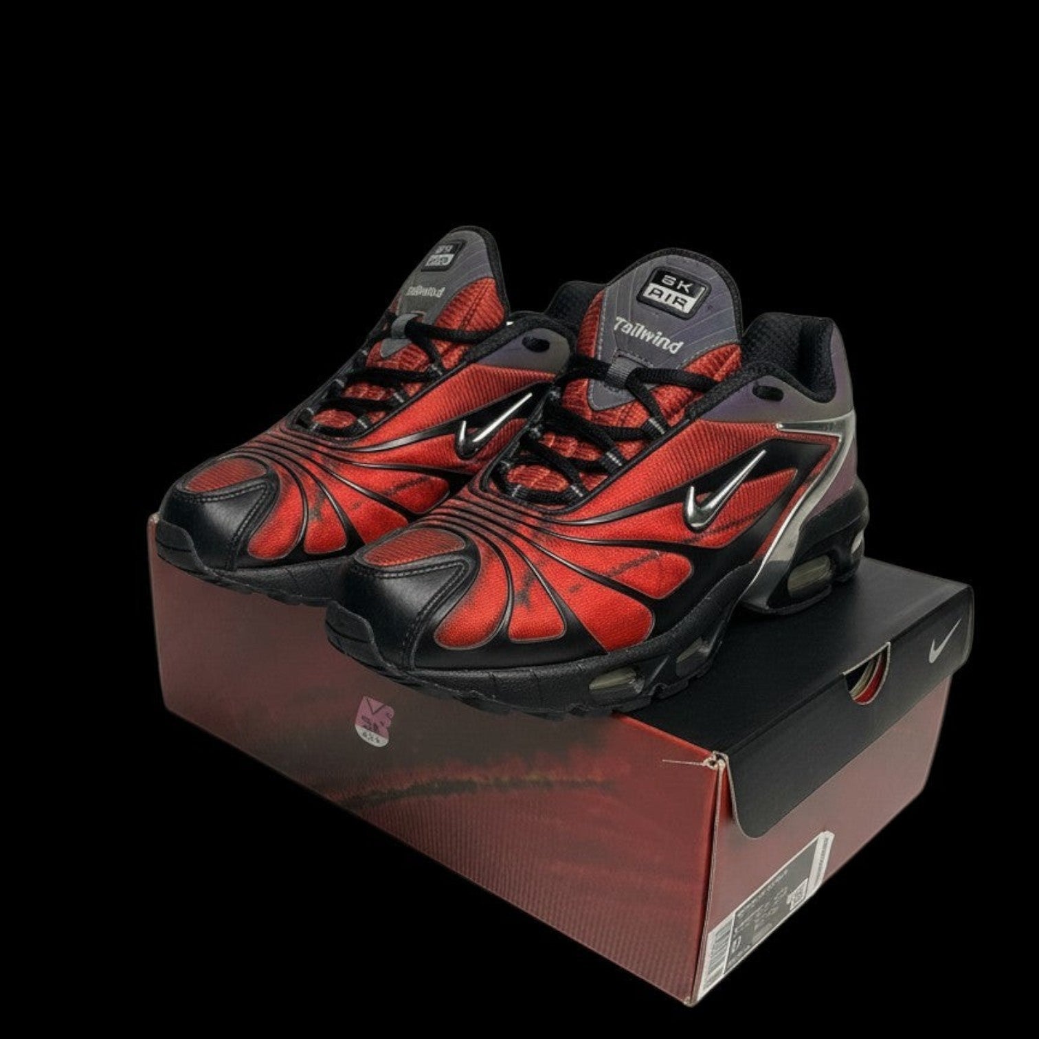 Nike x Skepta Air Max Tailwind V Blood Chrome, tênis vermelho e preto com detalhes prateados e sola preta.