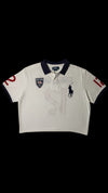 Polo cropped branco da garimpo do madruga com gola azul marinho, logo do cavalo e jogador de polo bordado, escudo da Inglaterra e número 12 nas mangas. Peça de upcycling.
