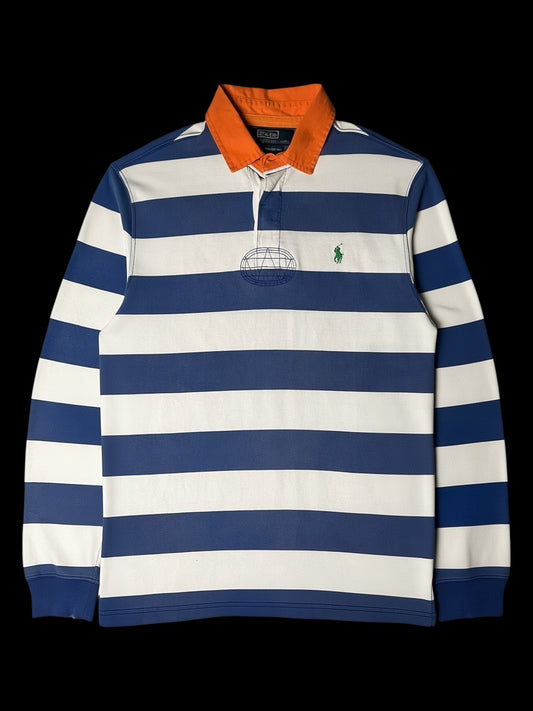 Camisa polo de manga longa garimpo do madruga azul e branca listrada com gola laranja e logo do pônei verde.