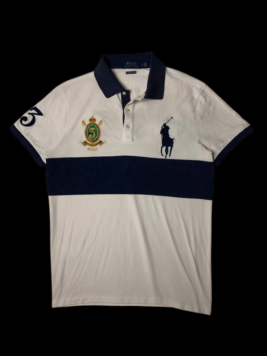 Camisa polo branca e azul marinho da Polo Ralph Lauren com logo do cavalo e o número 3 no braço.