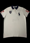 Camisa polo branca garimpo do madruga Ralph Lauren England N12 com logo do cavalo e cavaleiro azul marinho e detalhes em vermelho.