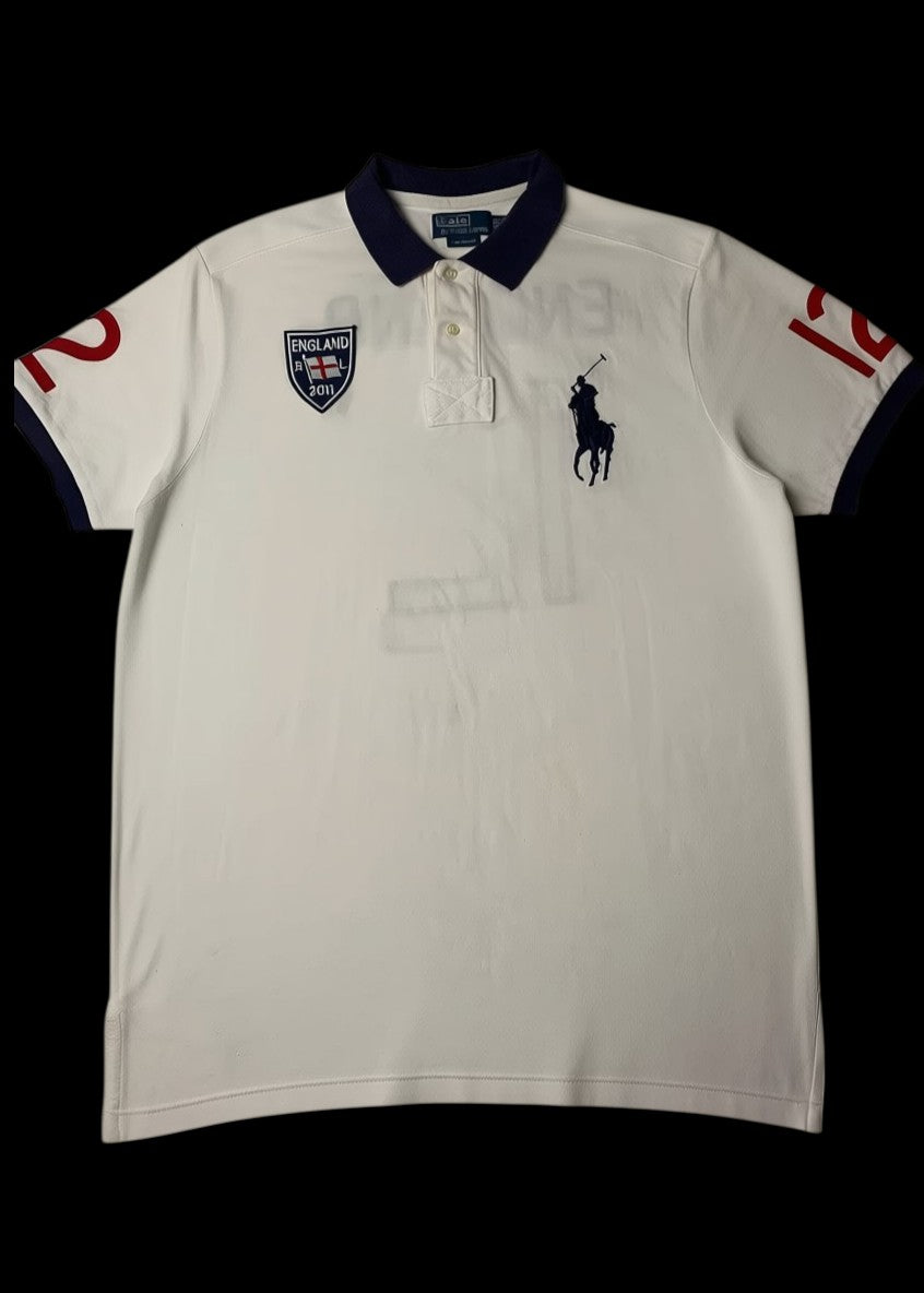 Camisa polo branca garimpo do madruga Ralph Lauren England N12 com logo do cavalo e cavaleiro azul marinho e detalhes em vermelho.