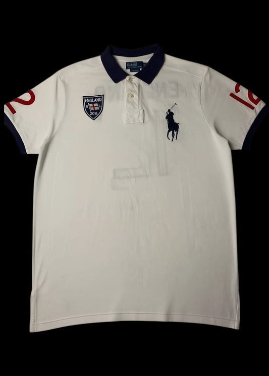 Camisa polo branca garimpo do madruga Ralph Lauren England N12 com logo do cavalo e cavaleiro azul marinho e detalhes em vermelho.