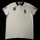 Camisa polo branca garimpo do madruga Ralph Lauren England N12 com logo do cavalo e cavaleiro azul marinho e detalhes em vermelho.