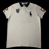Camisa polo branca garimpo do madruga Ralph Lauren England N12 com logo do cavalo e cavaleiro azul marinho e detalhes em vermelho.