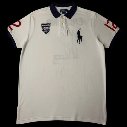 Camisa polo branca garimpo do madruga Ralph Lauren England N12 com logo do cavalo e cavaleiro azul marinho e detalhes em vermelho.