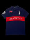 Camisa polo azul marinho da Polo Ralph Lauren com faixa vermelha "GREAT BRITAIN", bandeira do Reino Unido e número 3 branco na manga.