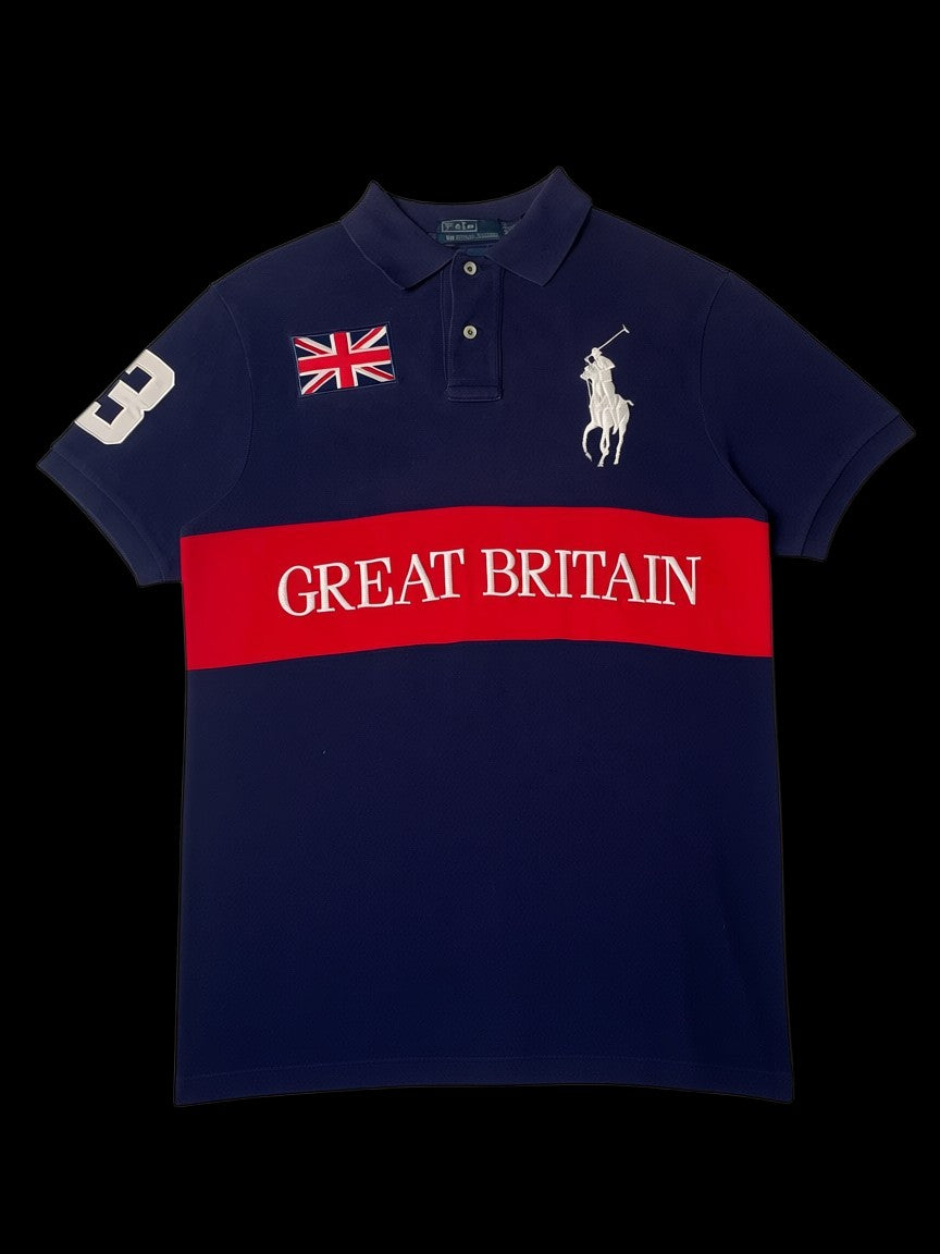 Camisa polo azul marinho da Polo Ralph Lauren com faixa vermelha "GREAT BRITAIN", bandeira do Reino Unido e número 3 branco na manga.