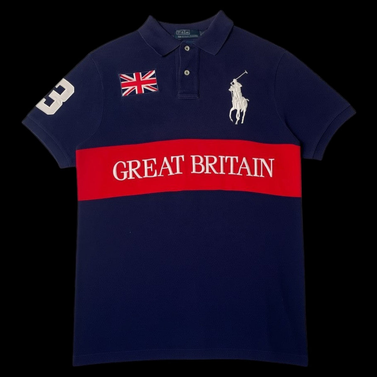Camisa polo azul marinho da Polo Ralph Lauren com faixa vermelha "GREAT BRITAIN", bandeira do Reino Unido e número 3 branco na manga.