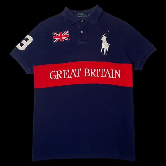 Camisa polo azul marinho da Polo Ralph Lauren com faixa vermelha "GREAT BRITAIN", bandeira do Reino Unido e número 3 branco na manga.