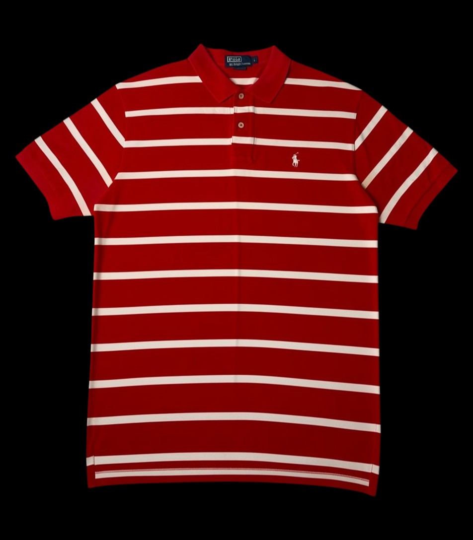 Camisa polo vermelha com listras brancas da Polo Ralph Lauren, tamanho G, com logo do pônei bordado no peito.