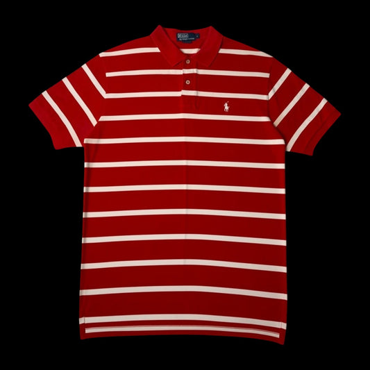 Camisa polo vermelha com listras brancas da Polo Ralph Lauren, tamanho G, com logo do pônei bordado no peito.