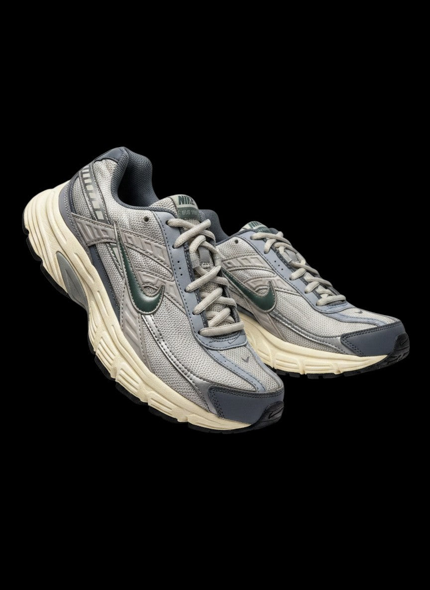 Tênis Nike Initiator prata e azul, tamanho 39, com cadarços brancos e solado amarelado. Detalhe do logo Nike em verde escuro.