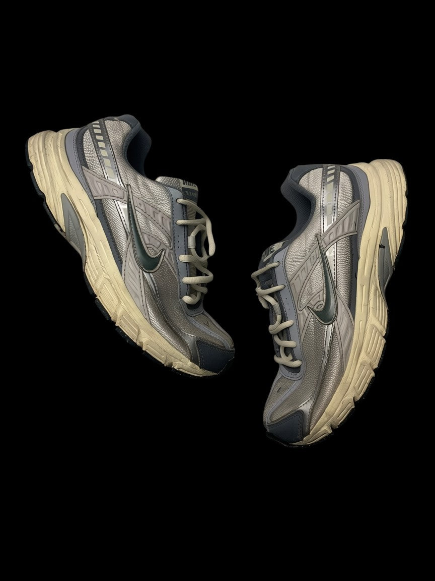 Tênis Nike Initiator prata e azul claro, com detalhes em mesh e sola amarelada. Tamanho 39.