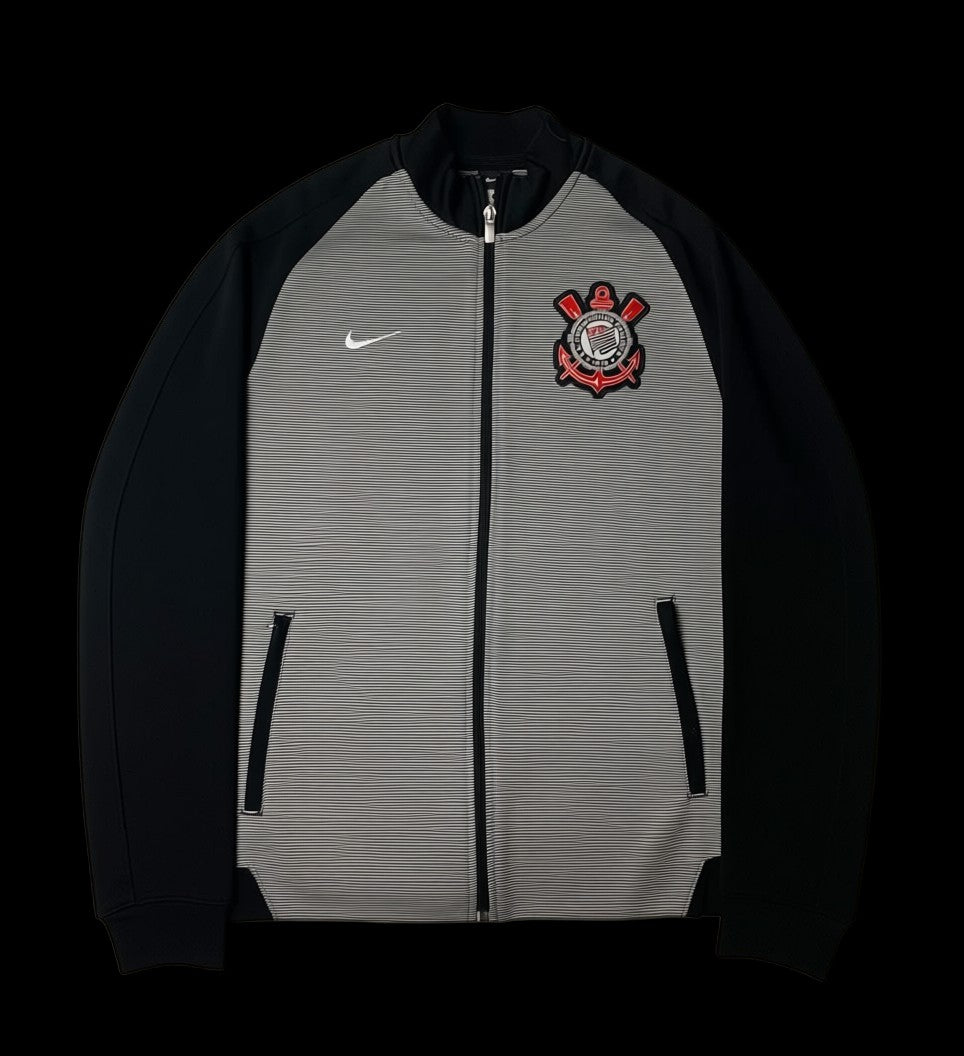 Track jacket Nike x Corinthians 2016 cinza e preta com zíper frontal e logo do time bordado.