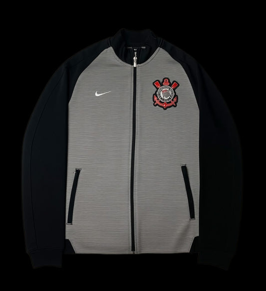 Track jacket Nike x Corinthians 2016 cinza e preta com zíper frontal e logo do time bordado.