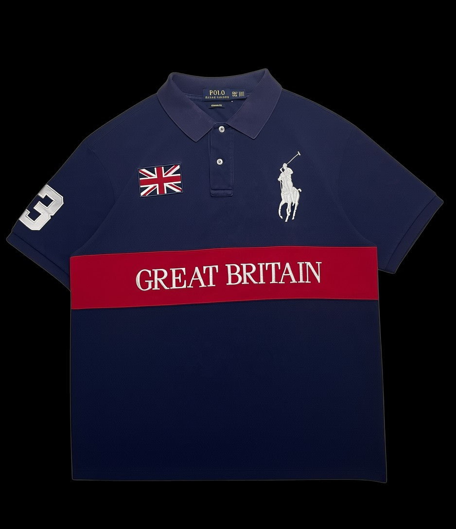 Camisa polo azul marinho da Ralph Lauren com detalhes em vermelho e branco, estampa 'Great Britain' e bandeira do Reino Unido. Tamanho XXL.
